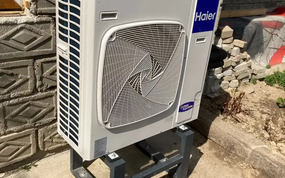 Dla domu Pompa ciepła Haier przy nowym domu — realizacja Powercon